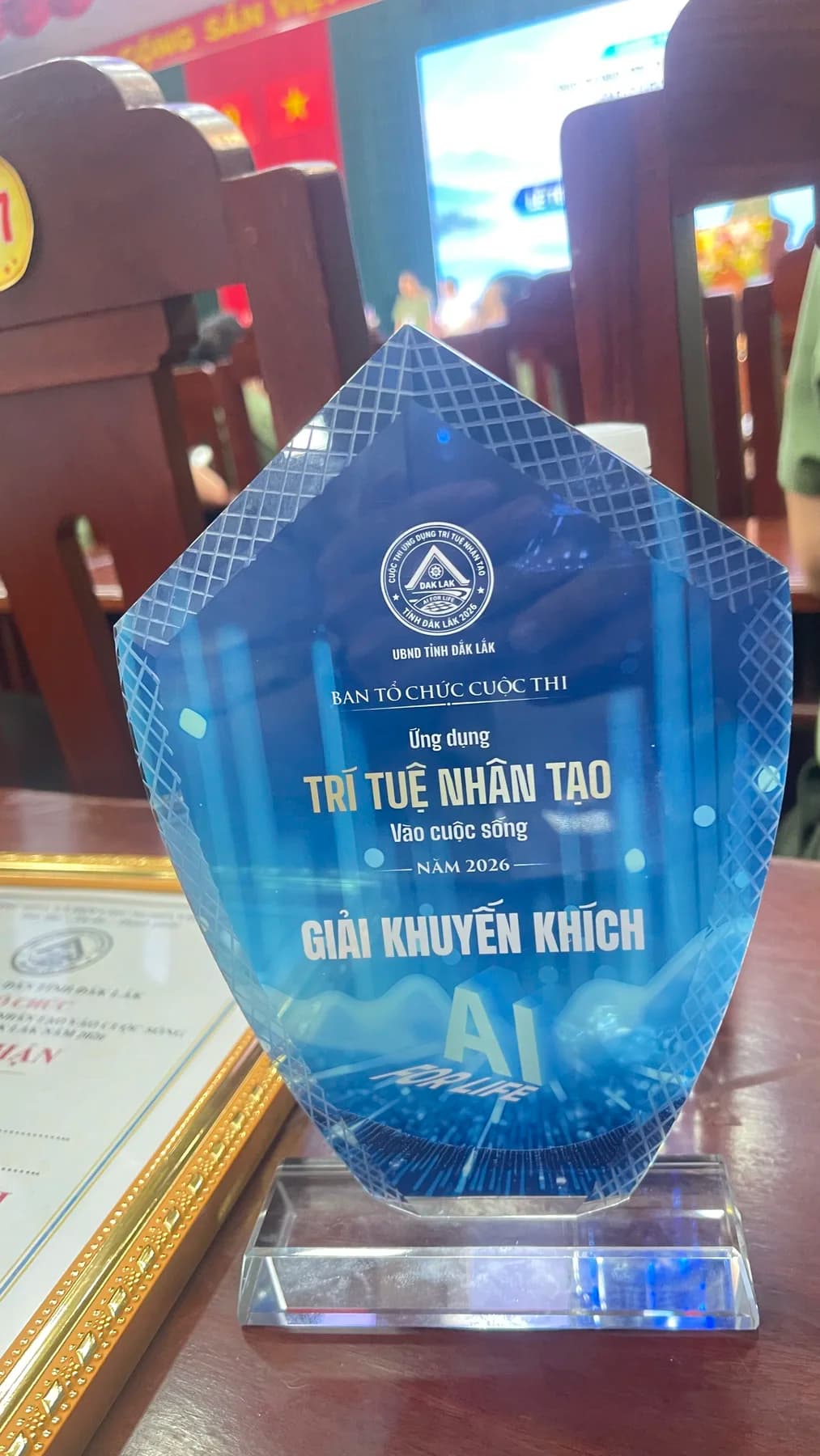 Cúp giải Khuyến khích cuộc thi AI For Life Đắk Lắk 2026